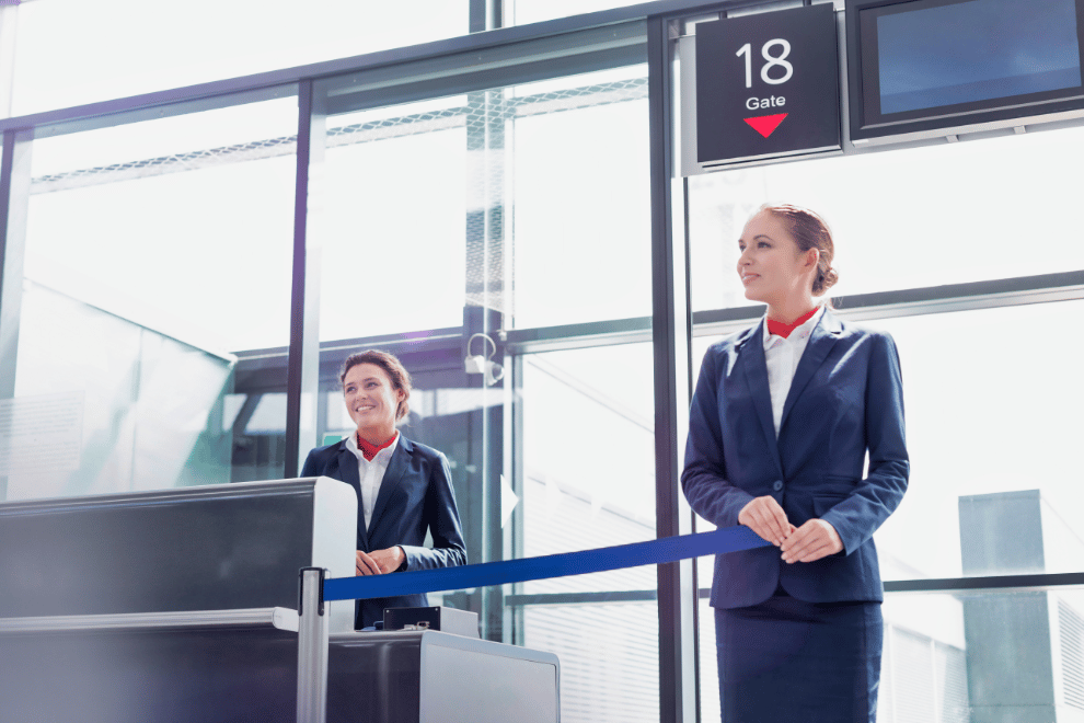 Flughafenmitarbeiter am Gate koordinieren den Boarding-Prozess und betreuen Passagiere vor dem Abflug.